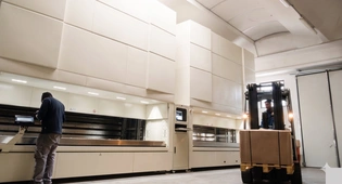 Magazzino verticale automatizzato con operatore e carrello elevatore